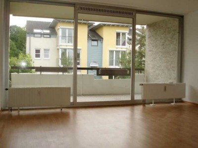 Zentral gelegene, helle 2-Zimmer Wohnung mit großem Balkon in Berg. Gladbach Refrath