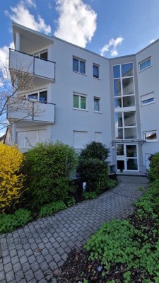 Helle 4 Zimmer Wohnung mit Balkon