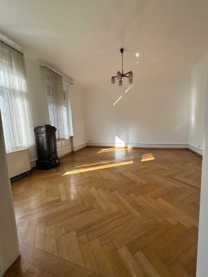 Charmante Altbauwohnung mit Fischgrätparkett in zentraler Lage