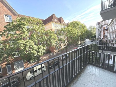 Erstbezug nach Vollsanierung: Schöne & gut geschnittene 2,5 Zimmerwohnung mit EBK und Balkon
