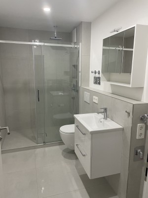 Exklusive 2,5-Zimmer-Wohnung mit Balkon, Einbauküche & TG-Stellplatz in Esslingen