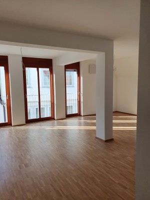 Neubau: 3,5-Zi.-Maisonette-Whg.+EBK u. Dachterrasse mitten in ÖHR