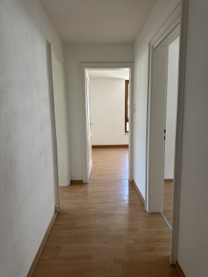 Wunderschöne 2 Zimmer Wohnung (Schlaf-und Wohnzimmer), separate Küche, Flur, Bad und 1 Balkon (Südbalkon) in Deggendorf (Stadtteil Deggenau) AB SOFORT zu vermieten