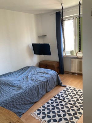 helles, sehr zentral gelegenes ZIMMER in 3-Zi-Whg mit Balkon für WOCHENENDHEIMFAHRER*IN / PENDLER*IN ~ room for weekenders / commuters only