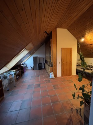 Schönes WG-Zimmer im Dachgescho0ß zu vermieten