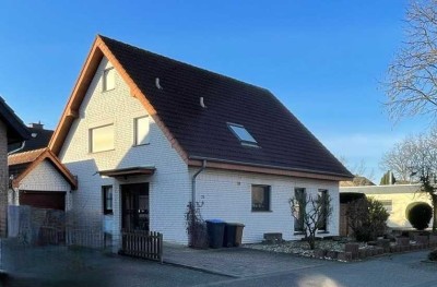 Einfamilien-Massivhaus mit Einliegerwohnung, Garage, Stellplatz und gepflegtem Garten