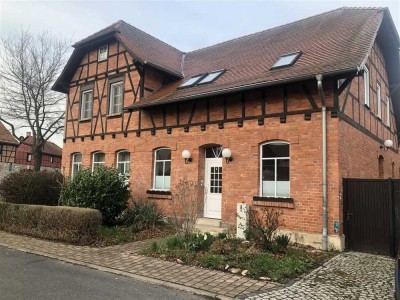 Großes Einfamilienhaus eines Dreiseitenhofes mit möglicher ELW oder Büro