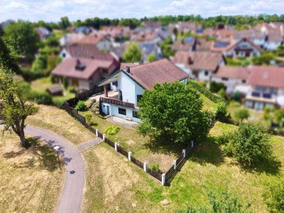 Zauberhaftes Wohnhaus in bester Lage mit unverbaubarem Blick + ca. 100m² Ausbaupotential im Dachg...