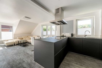 Geestland - Langen // Stilvolle Dachgeschosswohnung mit Designküche und Balkon