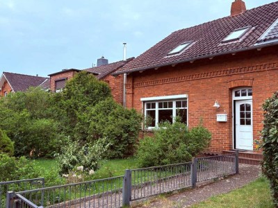 Sanierungsbedürftiges Reihenendhaus mit viel Charme - Schmuckstück im Dornröschenschlaf