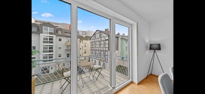 Modernisierte Wohnung mit zwei Zimmern sowie Balkon und Einbauküche in Offenbach am Main