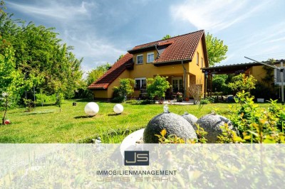 Modernes Einfamilienhaus mit Garage und Carport