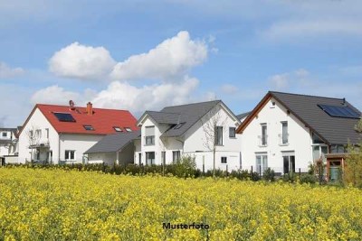 Freistehendes Mehrfamilienhaus, Balkone, Garagen