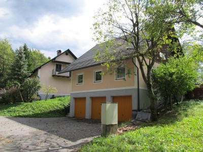 * TOPANGEBOT ! EINFAMILIENHAUS MIT NEBENGEBÄUDE AUF EINEM CA. 1500 m2 GRUNDSTÜCK IN RUHIGER LAGE *