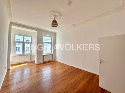 Altbaucharme in Stadtfeld-Ost – Stilvolle 3-Zimmer-Wohnung mit Stuck & Parkett