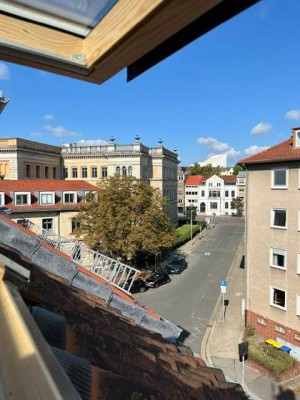 Helle großräumige Dachgeschosswohnung in zentraler Lage.  Zu vermieten ab 01.Oktober 2025