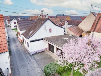 Kaiserstuhl-Idylle: Charmantes Einfamilienhaus mit Scheune, Doppelgarage und Hof