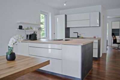Luxuriöse Neubauwohnung (2023) mit Designer-Küche, Terrasse & Möblierung in Hürth