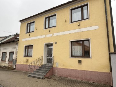 Vielseitiges Zweifamilienhaus in zentraler Lage von Asparn/ Zaya – ideale Gelegenheit für Familien und Mehrgenerationenwohnen