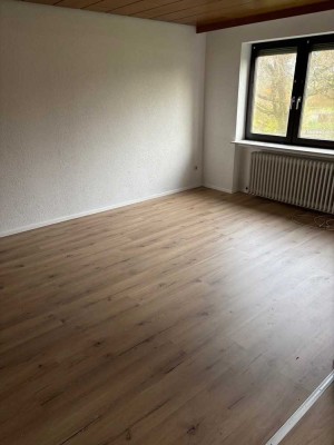 Helle 2,5 Zimmer-Wohnung (65 m²) -  frisch renoviert & bezugsbereit in Billigheim-Waldmühlbach