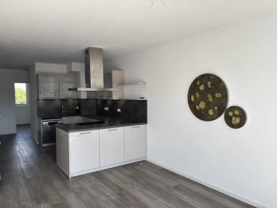 Fast Neu! Lichtdurchflutete 4-Zimmer-WHG mit Einbauküche, Sonnenbalkon, Aufzug u Tiefgaragenstellpl.