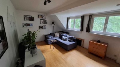 Helle Dachgeschosswohnung mit Balkon im Altbau