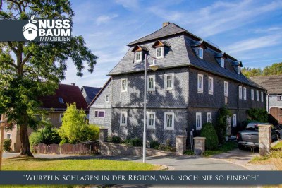 Großzügiges Wohnhaus mit Einliegerwohnung, Carport und viel Land