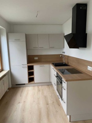 Komplett renovierte 2-Zimmer-Erdgeschosswohnung mit EBK in Augsburg