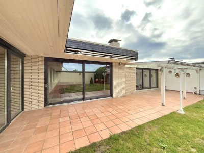 Wohnen auf einer Ebene im schönen Winkelbungalow mit atriumählichen Garten in guter Lage