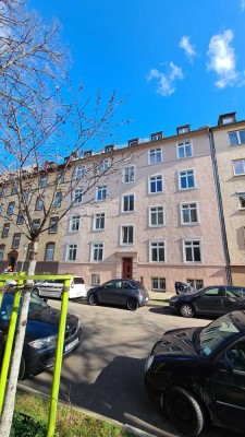 Exklusive, modernisierte 4-Raum-Maisonette-Wohnung mit Balkon und Einbauküche in Düsseldorf