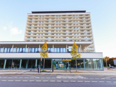 Lichtdurchflutete Etagenwohnung mit moderner Einbauküche, Loggia und elegantem Ambiente