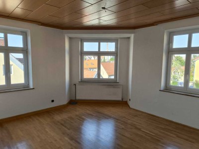 Charmante 4 Zimmer Altbauwohnung mit hohen Decken und großen Fenstern