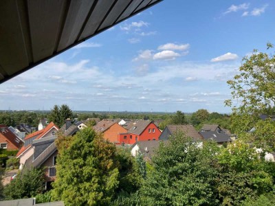 Wunderschöne, frisch sanierte 4-Zimmer Dachgeschosswohnung mit Klimaanlage und traumhafter Aussicht