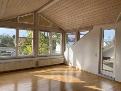 Schöne helle 3,5 Zimmer DG Wohnung mit großer Terrasse