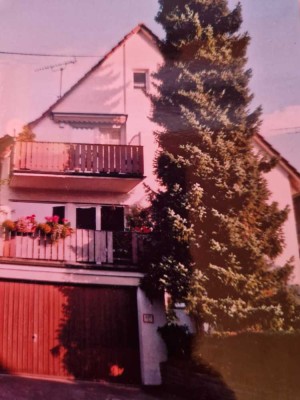 Freundliche 4-Zimmer-Wohnung mit Balkon und Garten