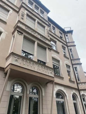 helle 2-Zimmer Altbauwohnung mit Loggia