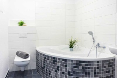 Wohnhighlight mit Eckbadewanne und offener Wohnküche