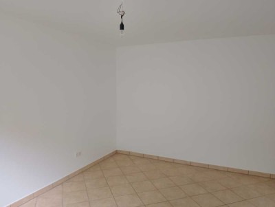 Top renovierte 2 Zimmer Souterrain Wohnung in einem gepflegten 4 Parteien/Haus