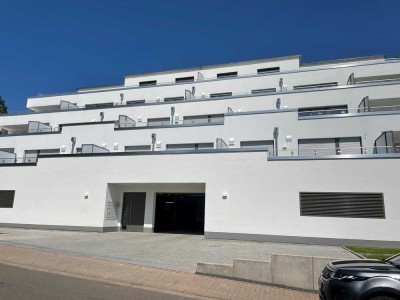 Hochwertige 2-Zimmer-Wohnung mit EBK und Balkon mit Blick über Zw., sowie 2 Tiefgaragenstellplätze