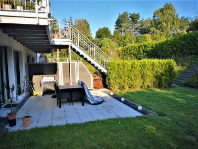 Moderne Erdgeschosswohnung mit Küche, Garten und Garage
