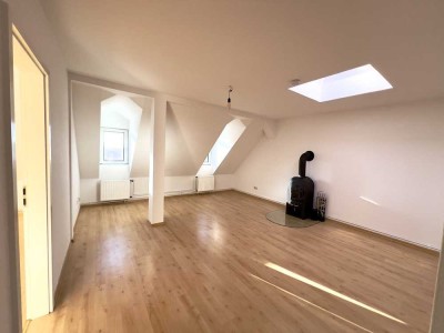 2-Zimmer-Dachgeschosswohnung mit EBK und Terrasse in Berlin Spandau