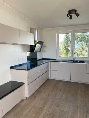 lichtdurchflutete 3-Raum-Penthouse-Wohnung in Düsseldorf-Unterbach