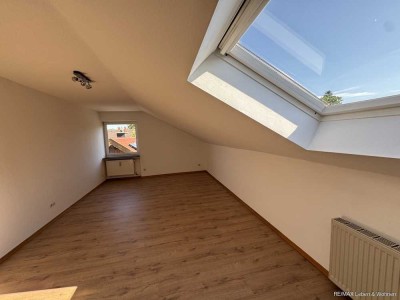 RE/MAX- Gilching
Familienfreundliche 3 Zimmer- Dachgeschoßwohnung zu vermieten.+ Gartennutzung