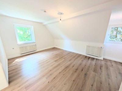 **Frisch renoviert: -neuer Laminat -frisch gestrichen -neues Tageslichtbad -hell**
