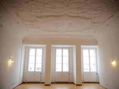 Elegante Loft-Wohnung mit Stuckdecken &amp; Intarsientüren