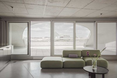 Penthouse von Brandlhuber+ Muck Petzet mit Beton- & Edelstahlakzenten, Zirbelementen & Dachterrasse
