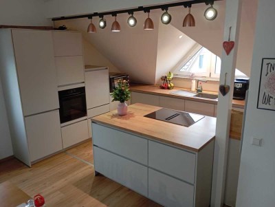 Stilvolle, modernisierte 4-Zimmer-Dachgeschosswohnung mit geh. Innenausstattung mit Balkon und EBK