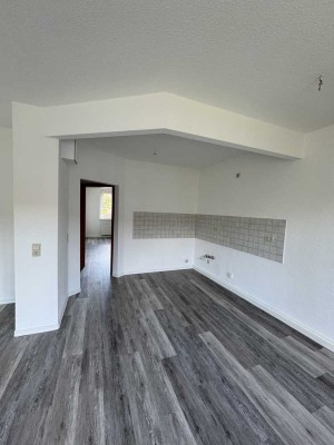 Schöne, geräumige und vollst. renovierte 2-Zimmer-Wohnung mit geh. Innenausstattung