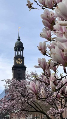 *** DISKRETE VERMARKTUNG - Hochwertige 4 Zimmer-Wohnung mit Fahrstuhl und TG in HH-Sasel ***
