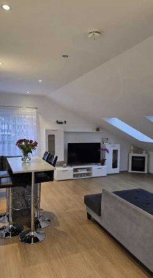 helle Dachgeschoss-Wohnung in Solln / 2-Zimmer / saniert inkl. Einbauküche